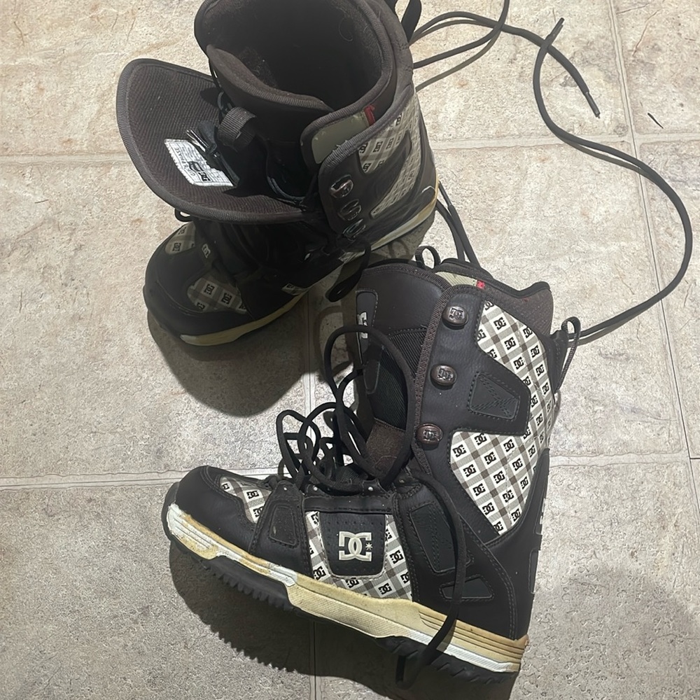 DC women’s snow boarding boots